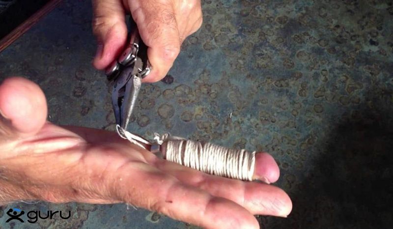 Cách tháo nhẫn chật bằng cách dùng kìm cắt nhẫn kết hợp dây chỉ