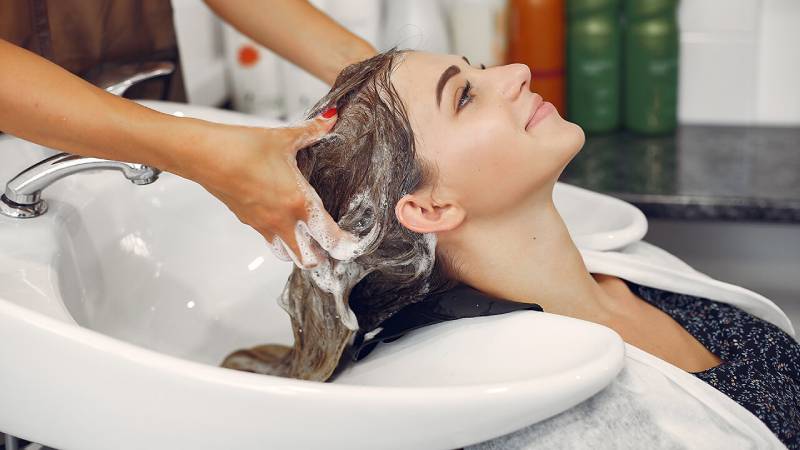 Mơ thấy được người khác gội đầu – Một dấu hiệu của vận may sắp đến