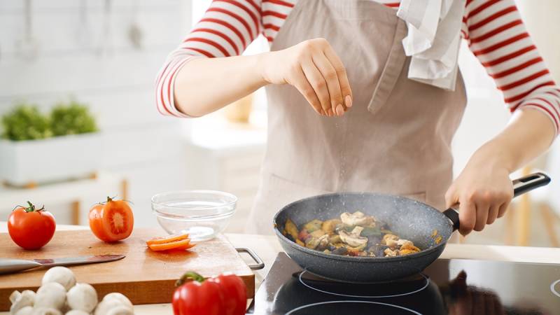 Mơ thấy nấu ăn là điềm lành hay lời nhắc nhở?