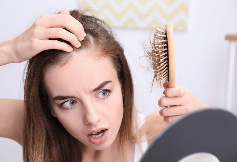 Mơ thấy phụ nữ rụng tóc